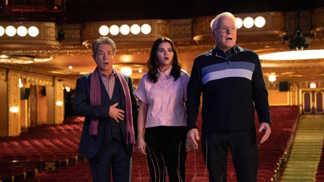 TRIO I TOPPFORM: Martin Short, Selena Gomez og Steve Martin lar seg sjokkere videre i «Only Murders in the Building». Foto: Hulu/ Disney+