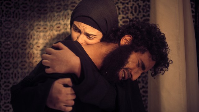 IS-KRIGER MOT SIN VILJE: Kamal (Aboubakr Bensaihi) trøstes av Noor (Tara Abboud) i «Rebel». Foto: Another World Entertainment