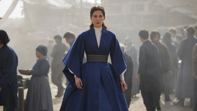 VELSPILT FANTASY: Rosamund Pike fortsetter å gjøre Aes Sedaien Moiraine Damodred til en dedikert og fengende kjemper mot ondskapen i «The Wheel of Time». FOTO: Jan Thijs/Prime Video