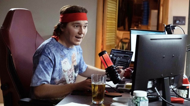 HOBBYSPEKULANT: Keith Gill (Paul Dano) gir aksjeråd på sin egen YouTube-kanal i «Dumb Money». Foto: SF Studios