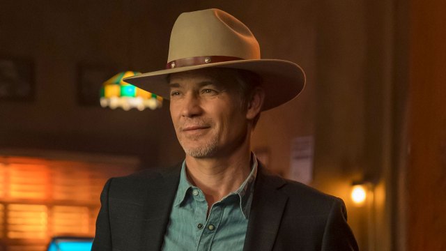 HELT SHERIFF: Timothy Olyphant er tilbake i rollen som U.S. Marshal Raylan Givens. Og det er bare å ta av seg hatten for en av moderne tiders kuleste western-antihelter. FOTO: Disney+