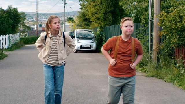 SKOLEKAMERATER: Amanda ( Lilly Winger Schmidt) og Lars (Adrian Øverjordet Vestnes) utvikler et fint vennskap i «Lars er LOL». Foto: Nordisk Film Distribusjon