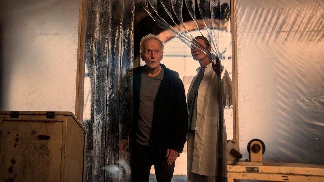 KREFTPASIENT: John «Jigsaw» Kramer (Tobin Bell) får en omvisning på klinikken til Cecilia Pederson (Synnøve Macody Lund) i «Saw X». Foto: Cristian Salvatierra / Nordisk Film Distribusjon