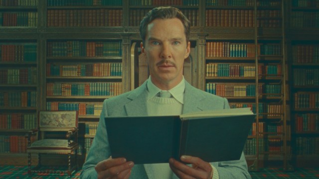 FIRE KORTFILMER: Benedict Cumberbatch spiller flere roller i Wes Andersons fire kortfilmer basert på fire noveller av Roald Dahl. Her spiller han den ene hovedpersonen, Henry Sugar. FOTO: Netflix