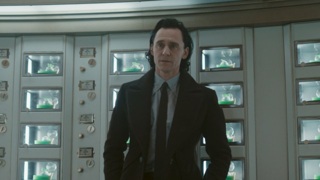 UGAGNSGUD: Tom Hiddleston som Loki ved paiautomaten i andre sesong. Foto: Marvel Studios