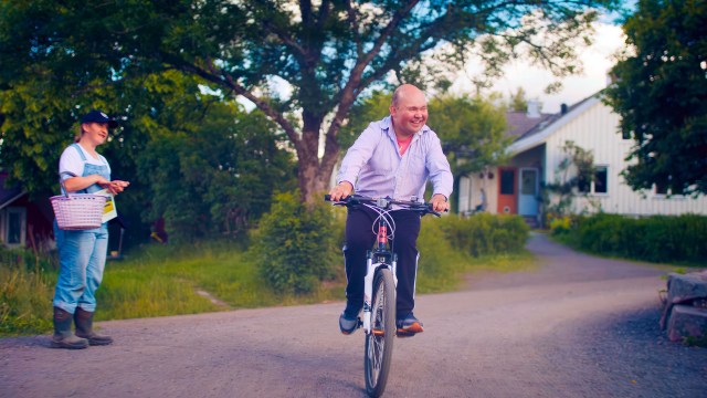 LANDSBYBEBOER: Ola sykler rundt på Vidaråsen i «Ola - En helt vanlig uvanlig fyr». Foto: Einar Film/Euforia