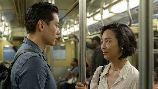 GJENFORENES: Barndomsvennene Hae Sung (Teo Yoo) og Nora (Greta Lee ) møtes i New York i «Past Lives». Foto: Ymer Media AS