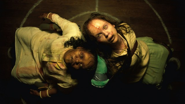 BESATT AV DEMON: Venninnene Angela Fielding (Lidya Jewett) og Katherine (Olivia Marcum) er ikke helt i toppform i «The Exorcist: Believer». Foto: United International Pictures
