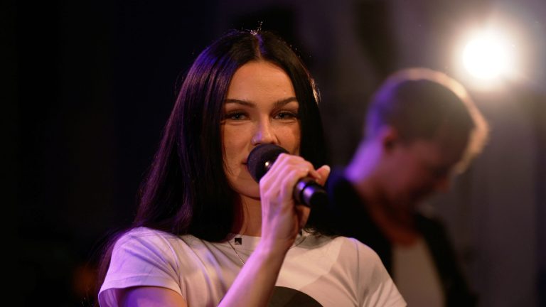 Torine gikk for en rocka versjon da hun skulle covre Ballinciagas «Dans på bordet»