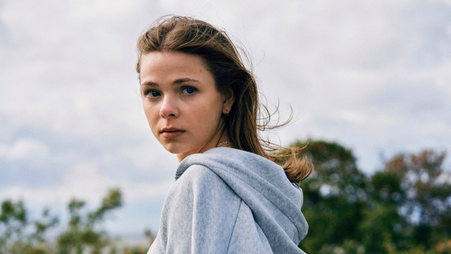 EN HELT VANLIG 19-ÅRING? Alexandra Tyrefors spiller Stella i «En helt vanlig familie». Foto: Netflix
