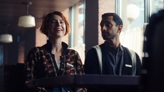 NYTT BEKJENTSKAP: Anna (Jessie Buckley) må revurdere sitt kjærlighetsliv når hun møter Amir (Riz Ahmed) i «Fingernails». Foto: Apple TV+