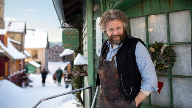 SKJEGGETE SKOMAKER: Kåre Conradi spiller selveste Jens Petrus Andersen i «Den første julen i Skomakergata». Foto: Nordisk Film Distribusjon / Kristianne Marøy