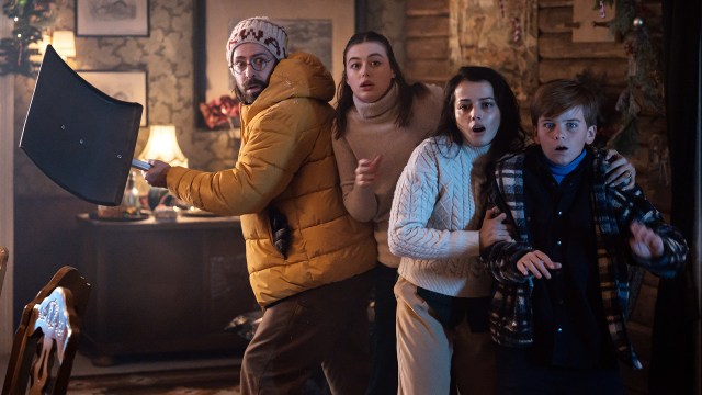 FAMILIE I FARE: Bill (Martin Starr), Nora (Zoe Winther-Hansen), Carol (Amrita Acharia) og Lucas (Townes Bunner) må forsvare seg mot fjøsnisser i «There’s Something in the Barn». Foto: 74 Entertainment / Ymer Media AS