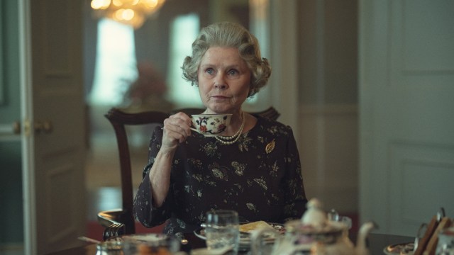 IKKE ALLES TEKOPP: Imelda Staunton som dronning Elizabeth i sjette og siste sesong av «The Crown». Foto: Justin Downing, Netflix