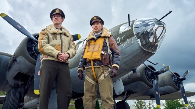 GODE KAMERATER: Pilotene John «Bucky» Egan (Callum Turner) og Gale «Buck» Cleven (Austin Butler) opplever mye farlig i «Masters of the Air». Foto: Apple TV+