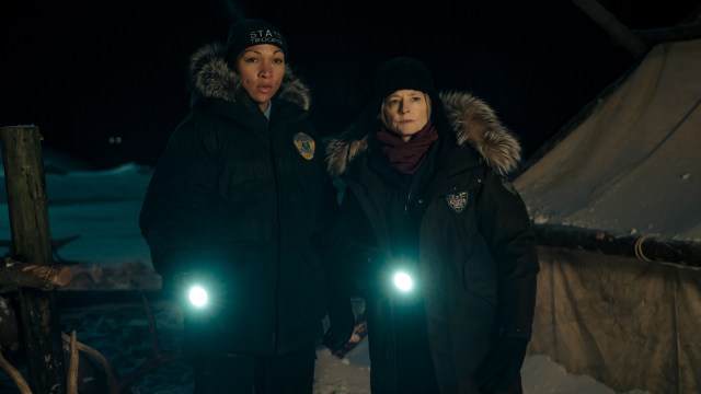 NY KRIMSAK, NYE DETEKTIVER: Evangeline Navarro (Kali Reis ) og  Liz Danvers (Jodie Foster) har hovedrollene i den fjerde sesongen av kvalitetskrimserien «True Detective». FOTO: HBO Max