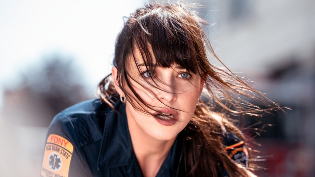 SYNSK AMBULANSEARBEIDER: Dakota Johnson spiller Cassandra Webb i «Madame Web». FOTO: SF Studios.