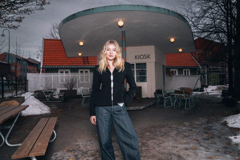 Astrid S plukket opp gitaren og dro til Nashville: – Jeg har en fascinasjon for country