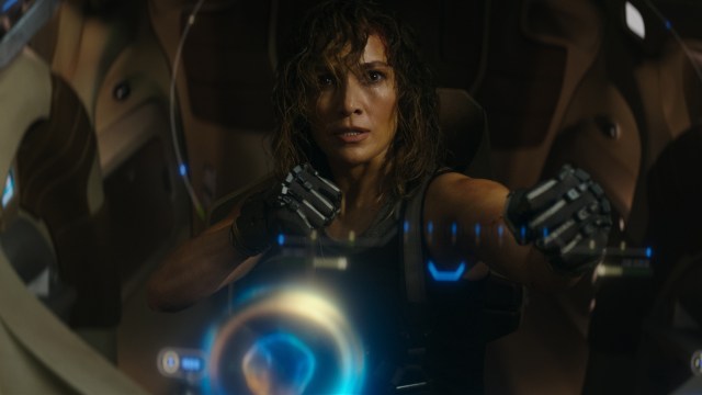 TAR OPP KAMPEN MOT KI: Atlas Shepherd (Jennifer Lopez) må ut i verdensrommet for å kjempe mot en robot som vil ødelegge menneskeheten i «Atlas». FOTO: Ana Carballosa/Netflix
