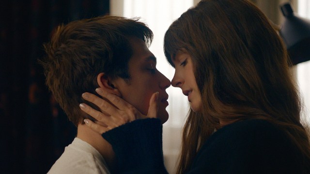 HET ROMANTIKK: Nicholas Galitzine og Anne Hathaway spiller et par som forelsker seg til tross for aldersforskjellen i «The Idea of You». FOTO: Amazon Prime Video.