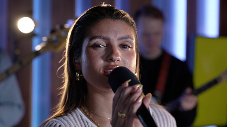 Få gåsehud av «Månedens Urørt» Isabelle Eberdean sin cover av r&b-favoritten