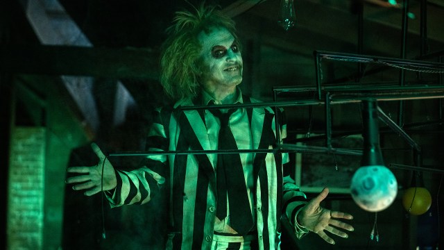 TILBAKE IGJEN: Michael Keaton gjentar rollen som Beetlejuice i Tim Burtons «Beetlejuice Beetlejuice». Foto: © 2024 Warner Bros. Entertainment Inc. All Rights Reserved.