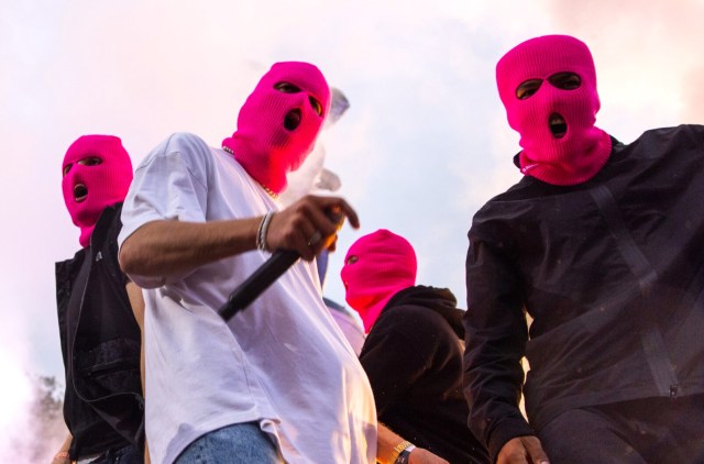 Gruppemedlemmene i Ballinciaga har på rosa masker og lager forskjellige grimaser mot kamera.