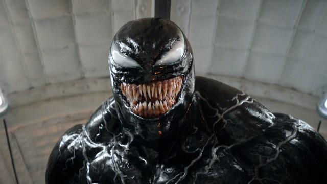 GROMT GLIS: Venom (Tom Hardy) flekker tenner i «Venom: The Last Dance». Foto: Courtesy of Sony Pictures