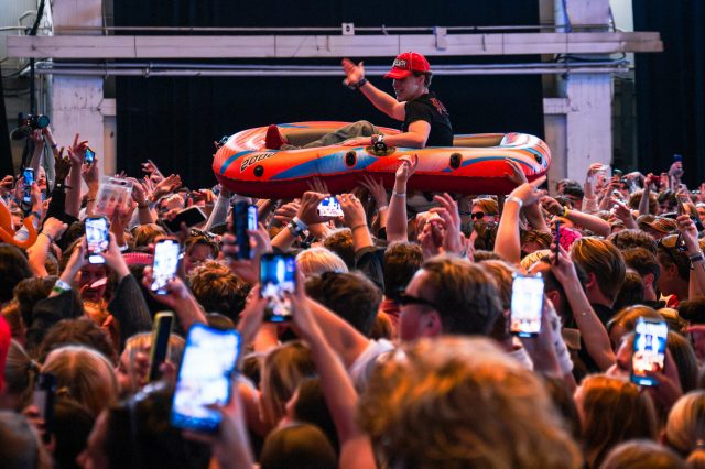 Rakkere står på scenen på Slottsfjellfestivalen 2024