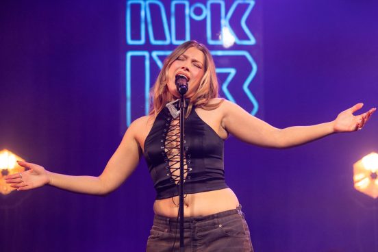 Ylva gjør «Please please please» på norsk