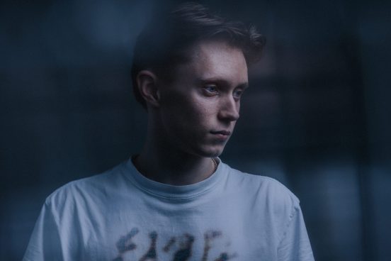 DJ-en vil helst lage musikken helt alene: – På ingen måte ensomt
