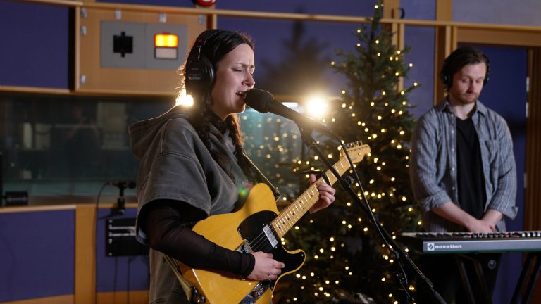 Det blir tårer når Iris Caltwait tolker «Half the World Away»