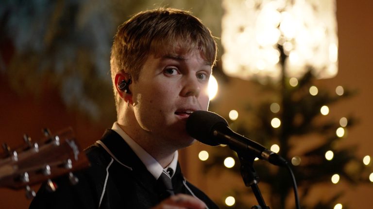 Hør Ramón sin nye julehit «Ingenting er magisk» live