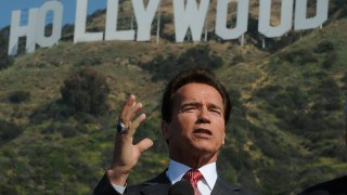 https://p3.no/filmpolitiet/wp-content/uploads/2011/01/Arnold-Schwarzenegger-Hollywood-sign.jpg