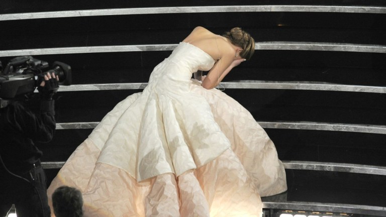 Jennifer Lawrence i kjoletrøbbel