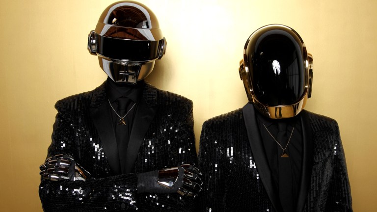 Se historien bak Daft Punks hjelmer