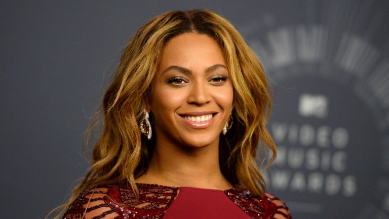 Obama får kjeft for å la døtrene høre på Beyoncé