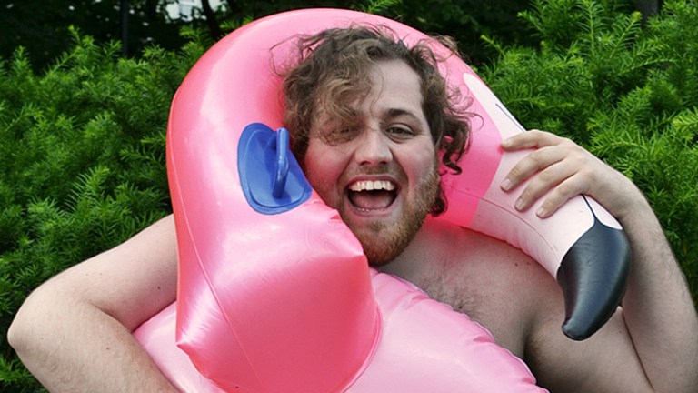 Naken Ronny med bade-flamingo
