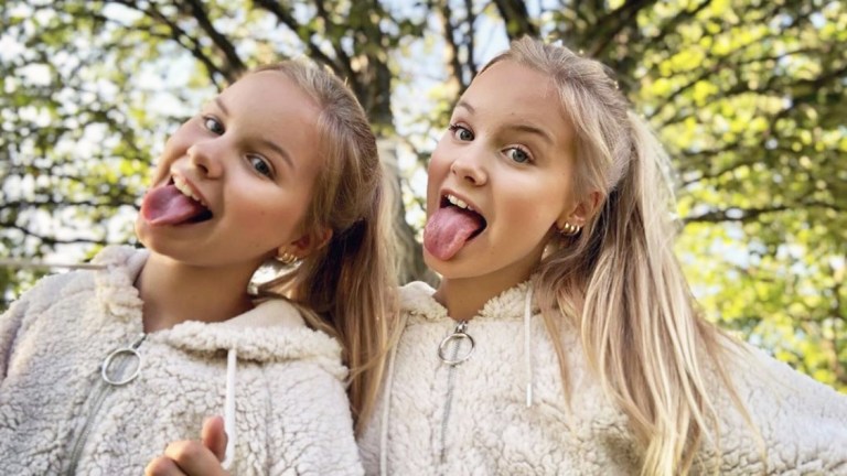 Tvillingfeber på TikTok: Norske Lotte og Liise har flere hundre tusen følgere