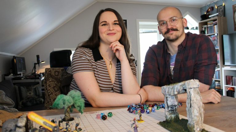 Aurora (22) og Håvar (26) har laga eigne fantasyspråk