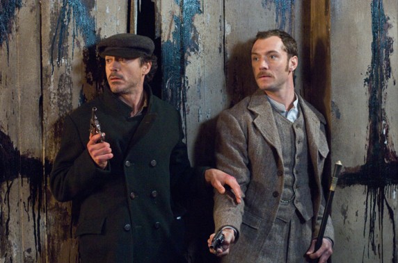 Robert Downey jr. og Jude Law i "Sherlock Holmes". (Foto: Filmweb)