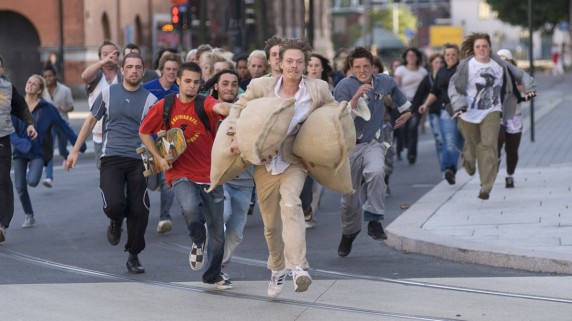 Kristoffer Joner på flukt i "Tomme tønner" (Foto/Copyright: Jo Bergersen/Euforia Film).