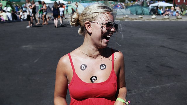 Pene jenter på Hovefestivalen 2010. (Foto: Tom Øverlie, NRK P3)