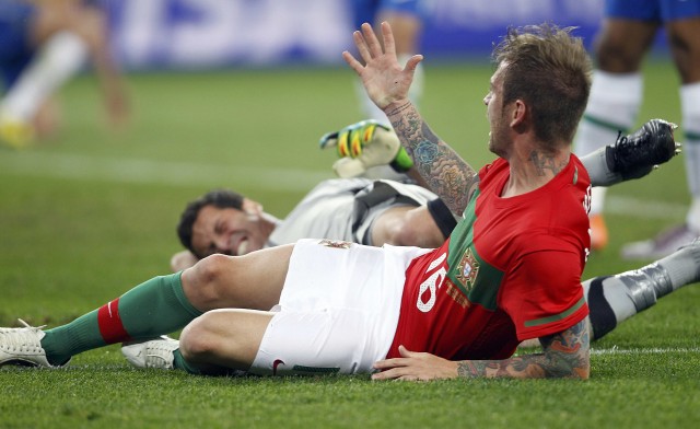 Meireles gir Julio Cesar et akutt tilfelle av blekkforgiftning. Foto: Reuters.