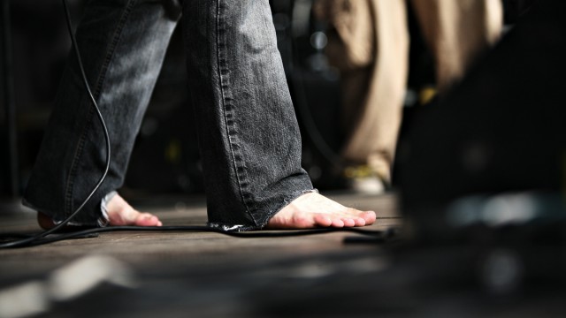 Moddi foretrekker bare føtter på scena. (Foto: Erlend Lånke Solbu)