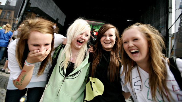 Emma (14) Christine (14) Vanja (14) og Carina (15) sprer kjærligheten på torget og deler ut klemmer mens de venter på konserten. (Foto: Erlend Lånke Solbu)