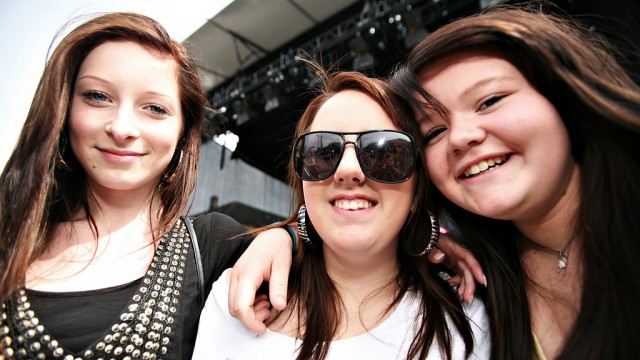 Jorun (15),  Elisabeth (15), og  Marthe (14) er mildt sagt gira foran kveldens konsert på torget i Trondheim.