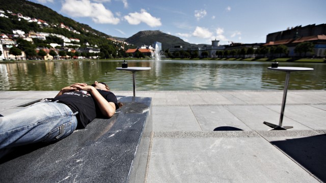 En av medlemmene i Keep of Kalessin tar seg en cowboystrekk før den store kvelden.  (Foto: Erlend Lånke Solbu)