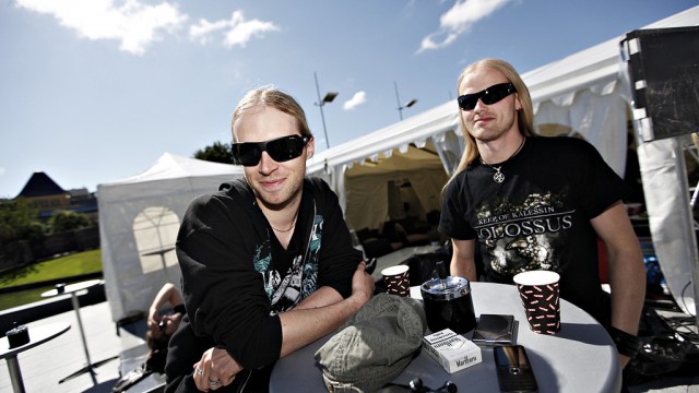 Metal-gutta koste seg i solen i Bergen i forkant av Topp 20-konserten. (Foto: Erlend Lånke Solbu)