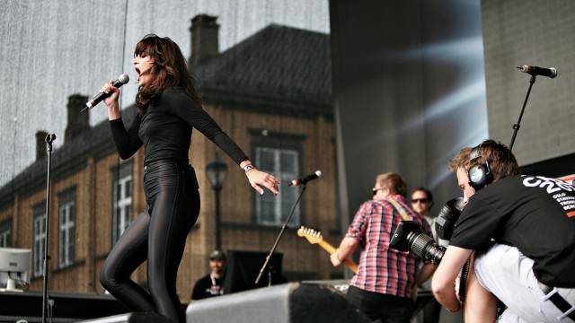 Lise Karlsnes på scenen under Topp 20-showt. (Foto: Erlend Lånke Solbu)